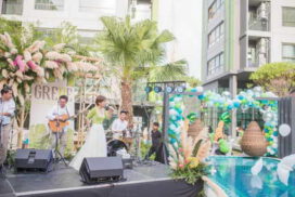 ลูกโป่งริมสระน้ำ